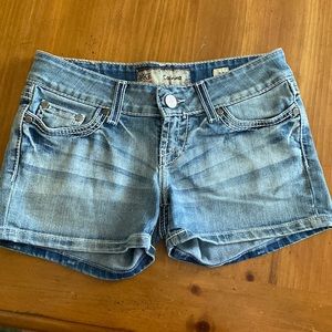Women’s BKE light wash denim shorts, Size 25